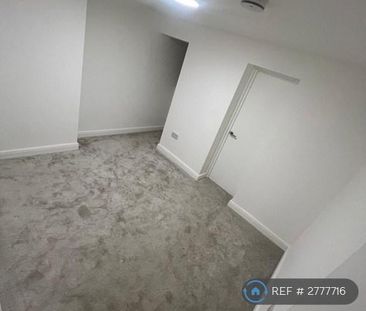 1 bedroom in a flat share to rent - Photo 3