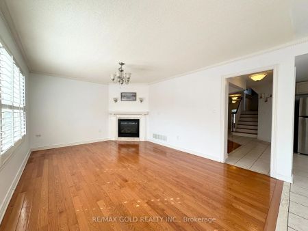 Detached Home For Lease | W9053645 - Photo 3