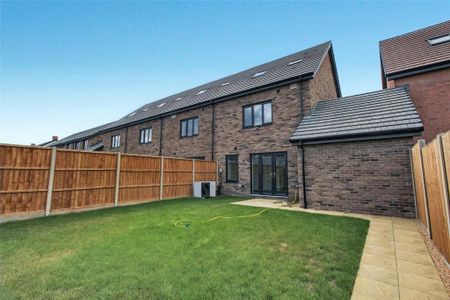 3 bedroom end of terrace house to rent - Photo 3
