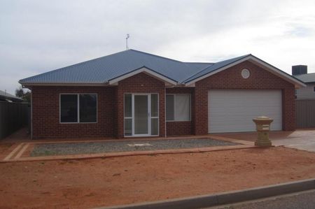 38 Maireana Circuit, Roxby Downs, SA 5725 - Photo 2