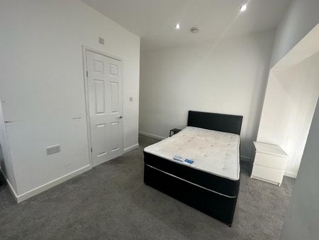 6 bedroom terraced house to rent - Photo 2