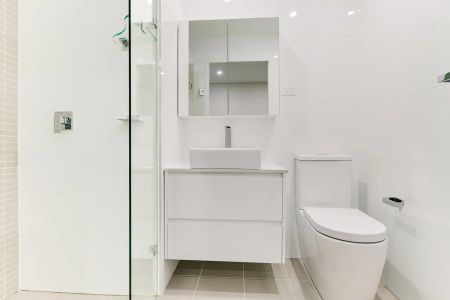 Modern North-Facing Apartment in Prime Gordon Location - Photo 5