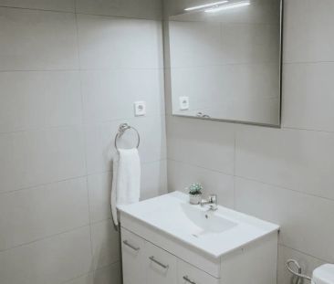 Room in a shared 4-bedroom apartment for rent in el Gòtic - Photo 4