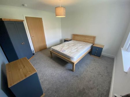 3 bedroom flat to rent - Photo 4