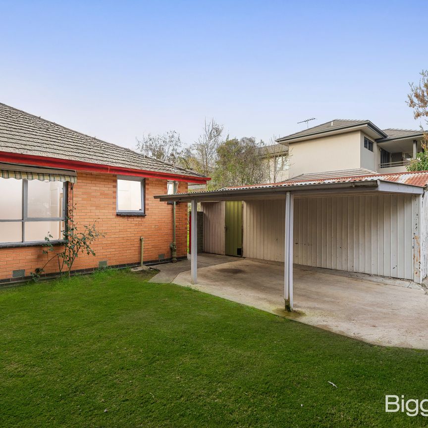 Contemporary Comfort: Recently Revitalized 3-Bedroom Home in Mount Waverley - Photo 1