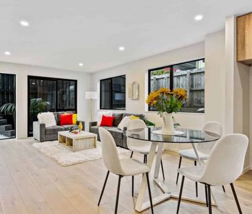 Four bedroom and three bathrooms family home - Photo 5