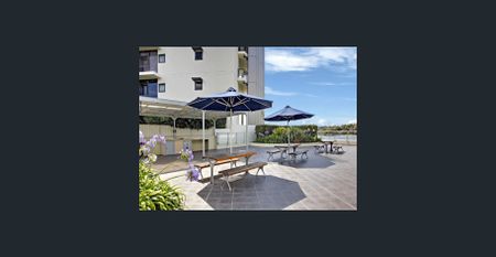 **Breathtaking Waterfront Property in Chiswick - A Luxurious Oasis** - Photo 3