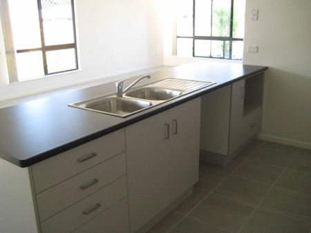 Spacious Family Home in Quiet Kelso Street - Photo 3