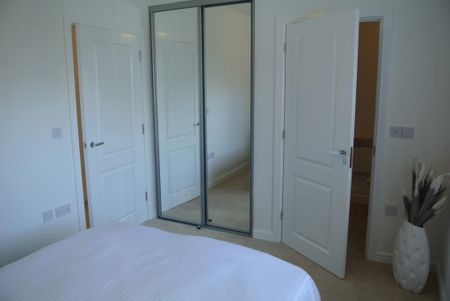 3 bedroom flat to rent - Photo 3