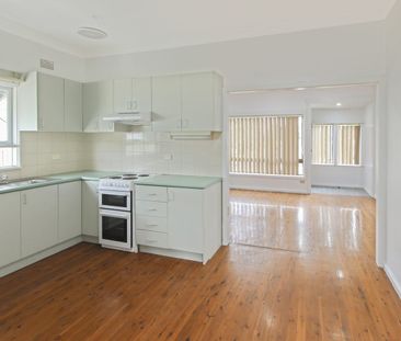 Three-bedroom home with a spacious backyard - Photo 4