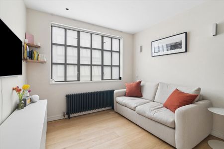 Characterful two‑bedroom apartment in a converted button factory with private entrance and gated parking. - Photo 4