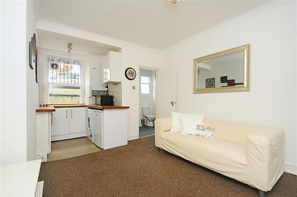 Dewsbury Court, London, Chiswick Road - Photo 1