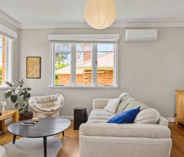 Wooden floor family home - Photo 2