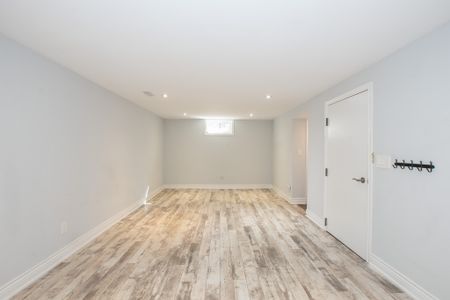 **ALL INCLUSIVE** 2 BEDROOM APARTMENT IN THE NORTH END!! - Photo 4