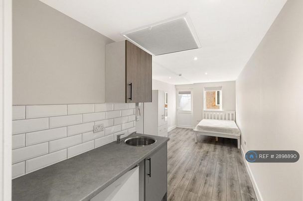 Studio to rent - Photo 1