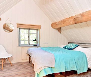 Fabulous Thatched Barn Conversion, beautifully modernised, with won... - Photo 6