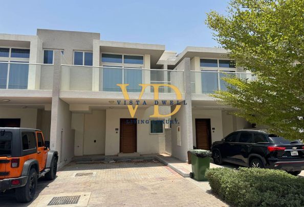 VACANT SOON | MID UNIT BACK TO BACK | 3BR - Photo 1