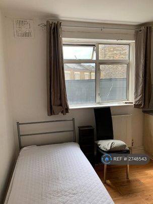 1 bedroom in a house share to rent - Photo 1