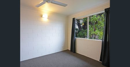 Private rear setting in a central Hyde Park location - Photo 2