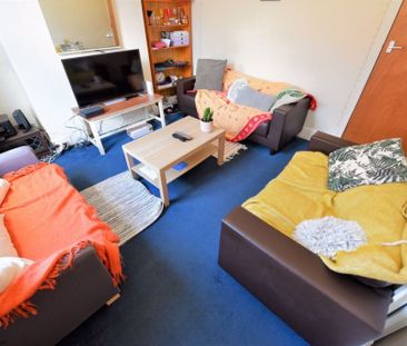 4 bedroom House in School View, Leeds - Photo 6