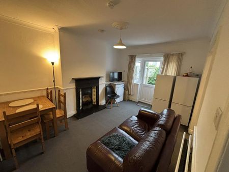 4 bedroom semi-detached house to rent - Photo 4