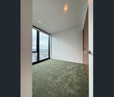 luxury Living on level 61 - Photo 2