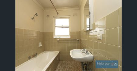 Spacious & Original Two Bedroom Unit in Wiley Park!! - Photo 5