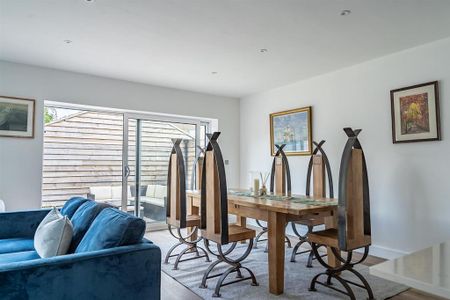 4 bedroom detached house to rent - Photo 4