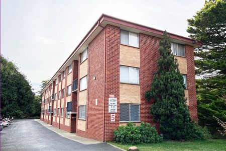 City Access, Suburban Comfort - 2 Bedroom Gem! - Photo 2