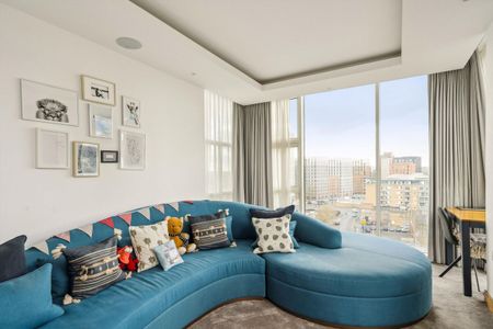 An immaculate duplex penthouse apartment with three roof terraces and views of the River Thames. - Photo 5