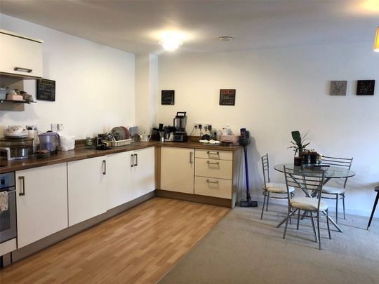 2 Bedroom Flat / Apartment - Canute Road, Southampton - Photo 1