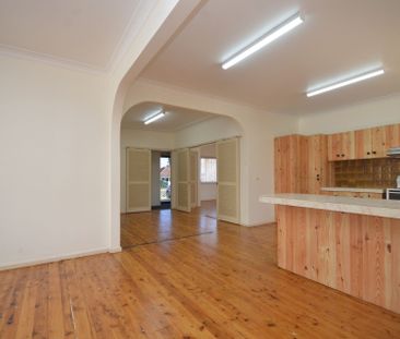 Well Presented Family Home!! - Photo 2