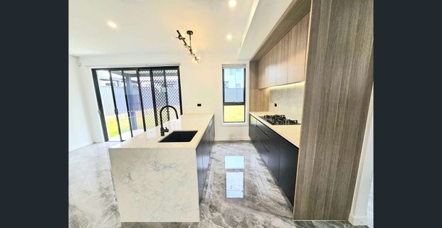 Brand New Home Defines Luxury Living ! - Photo 1