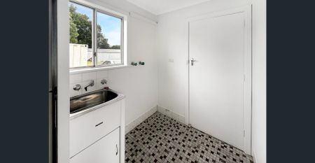 Charming 1-Bedroom Unit with Spacious Yard - Photo 2