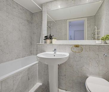 Enviably positioned along the banks of the River Thames, this well-presented two-bedroom apartment offers 655 sq. ft. of stylish living accommodation in a highly convenient location. - Photo 6