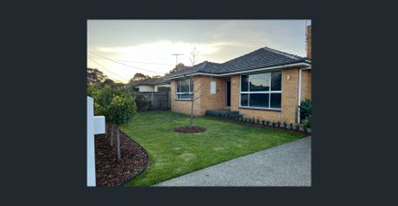 Beautifully renovated 3 bedroom home with modern amenities. - Photo 2