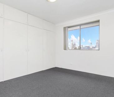 Three bedroom recently updated apartment - Photo 6