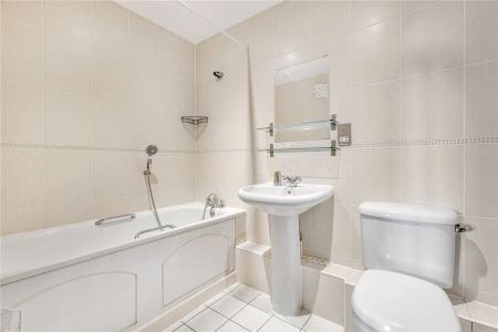 2 bedroom flat in 14 St Georges Wharf - Photo 5