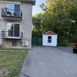 41/2 a Laval dispo 1 Déc 2025 internet 1 stationnements, Thermopompe chaud et froid Locker privé inclus - Photo 3