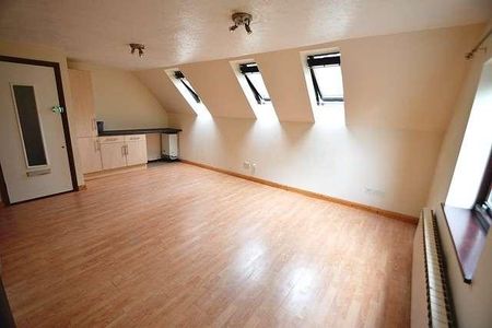 Bedroom T Floor In Godalming, GU7 - Photo 3