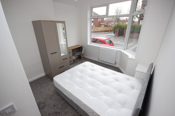 Room , Gorton Road - Photo 1