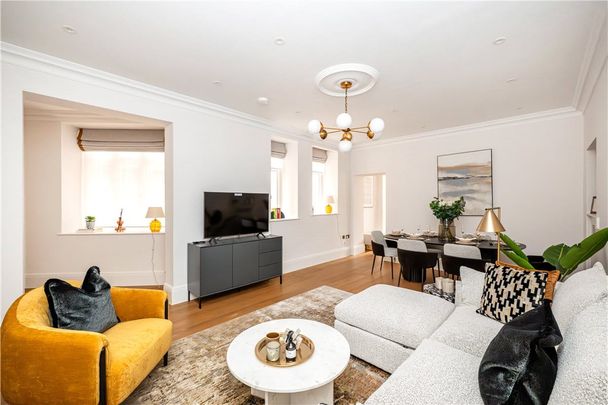 A luxurious two-bedroom, two-bathroom lateral apartment in a prestigious red brick building on Stratton Street, Mayfair. - Photo 1
