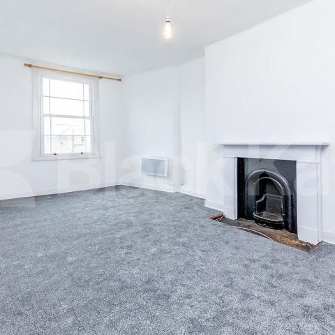 Beautiful one bedroom set in a period conversion - Photo 1