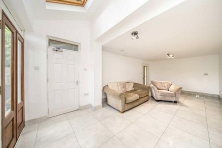 3 bedroom flat to rent - Photo 2