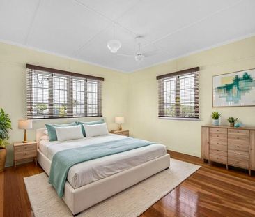 SPACIOUS FOUR-BEDROOM FAMILY HOME WITH HUGE BACKYARD! - Photo 3