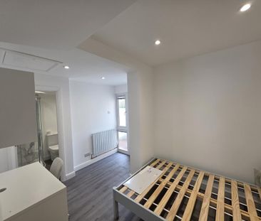 6 bedroom semi-detached house to rent - Photo 2