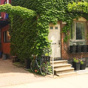 5 1/2 Meublé Dans Un Haut De Duplex - Photo 2