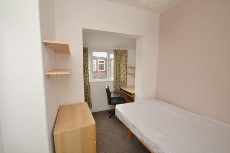 6 bedroom detached house to rent - Photo 4