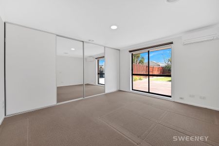 Exceptionally spacious and tastefully refurbished residence in quiet court location - Photo 4