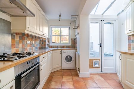 Available unfurnished now - Photo 5